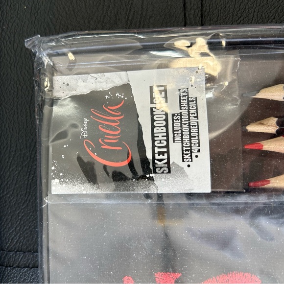 NWT Disney Cruella Drawing Set - Picture 3 of 3